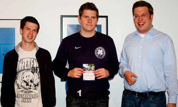 Christopher Bock (Bildmitte) freute sich mit Klaus Viedenz und Florian Müller von der Jungen Union über seinen ersten Platz. 